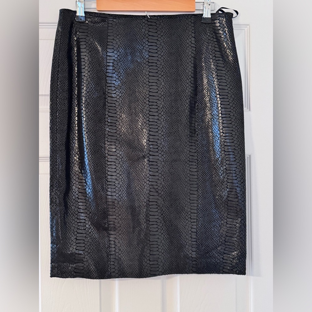 Virtue Elegant Black Snake Print Skirt